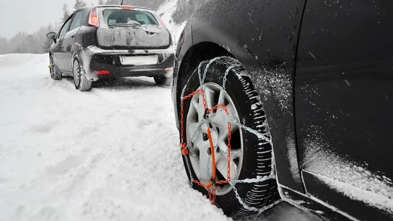 SUV con cadenas para nieve en la Patagonia