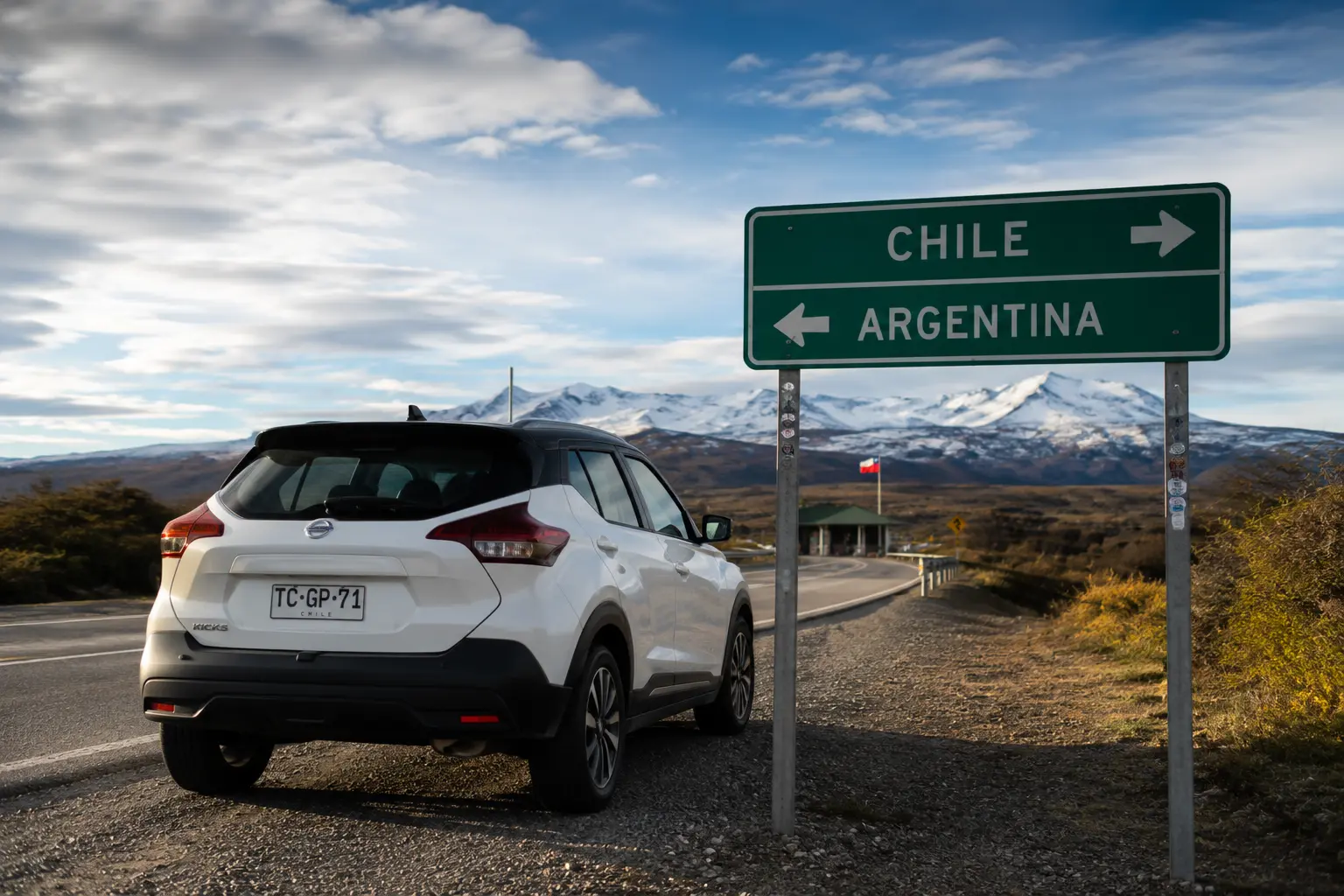 Vehículo frente al cartel fronterizo entre Chile y Argentina