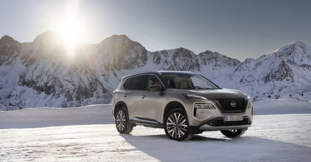 SUV circulando sobre nieve en la Patagonia