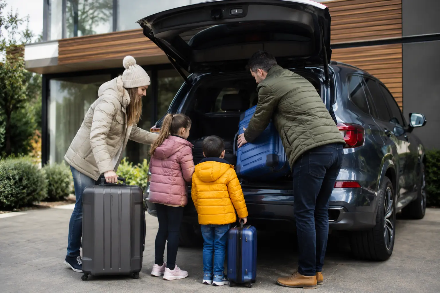 Familia cargando maletas para su viaje